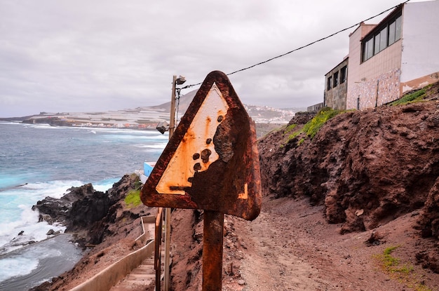 Vintage Old Rusty Road Sign consumido por el tiempo