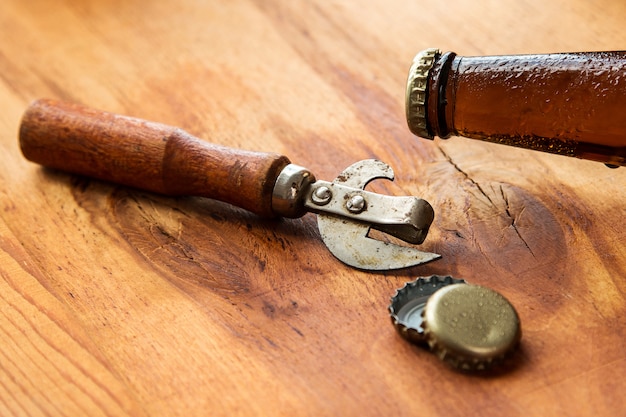 Vintage Opener und Bier