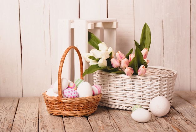 Vintage Osterdekoration mit Eiern und Tulpenblumen.