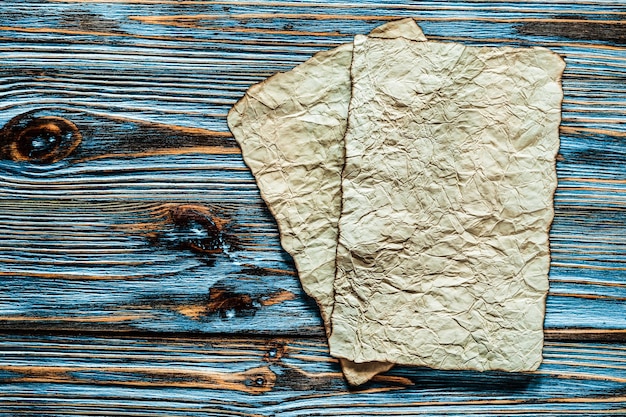 Vintage papel arrugado sobre fondo de madera azul