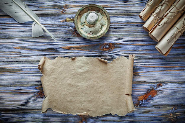 Vintage Papierrollen Feder Kerzenhalter auf blauem Hintergrund aus Holz