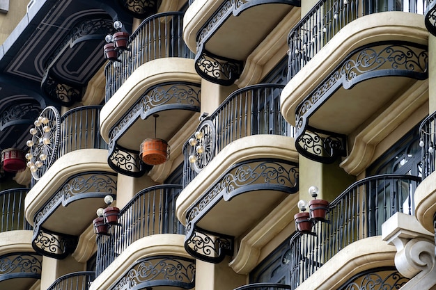 Vintage pared de un edificio con muchos balcones con rejas de hierro forjado