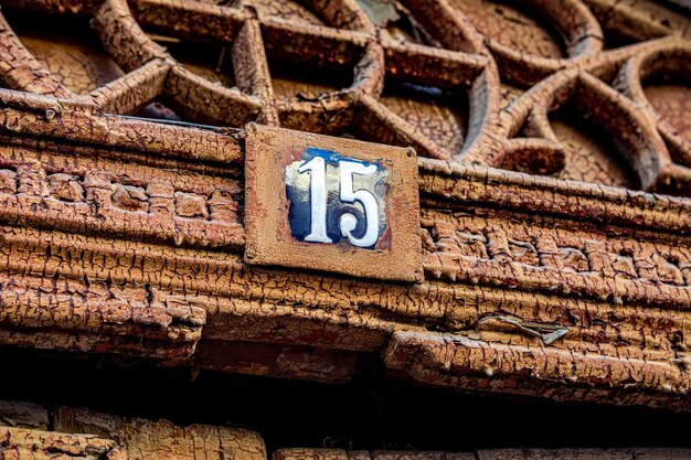 Foto vintage platte auf dem haus mit der nummer 15 gebrochene braune farbe und rostflecken die adresse des alten hauses ist nummer fünfzehn
