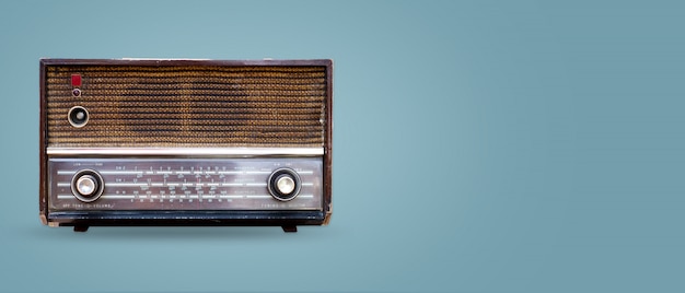 Vintage-Radio auf farbigem Hintergrund