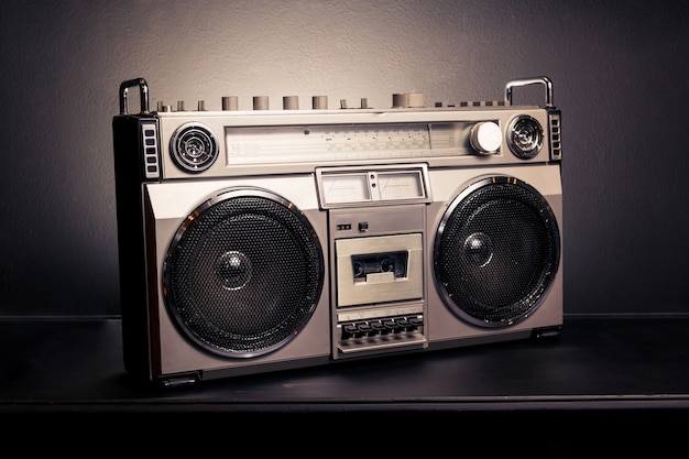 Vintage Radio Boombox auf dunklem Hintergrund