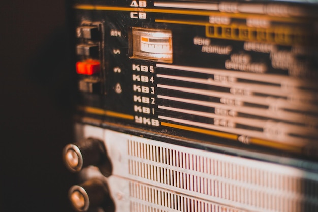 Vintage radio player manuelle einstellung der radiowellen in den entsprechenden bereichen
