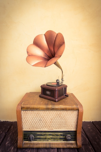 Vintage-Radio und Grammophon. Retro-Musikkonzept