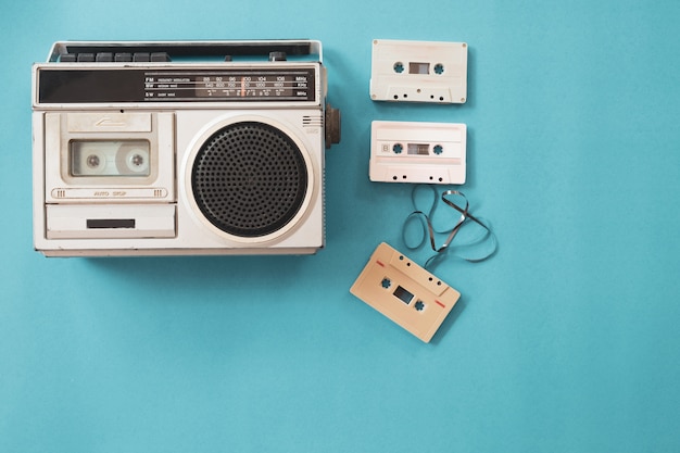 Vintage Radio und Kassettenrecorder auf blauem Hintergrund