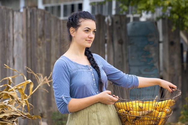 Vintage retrato de una chica sexy con concepto de maíz de cosecha rural