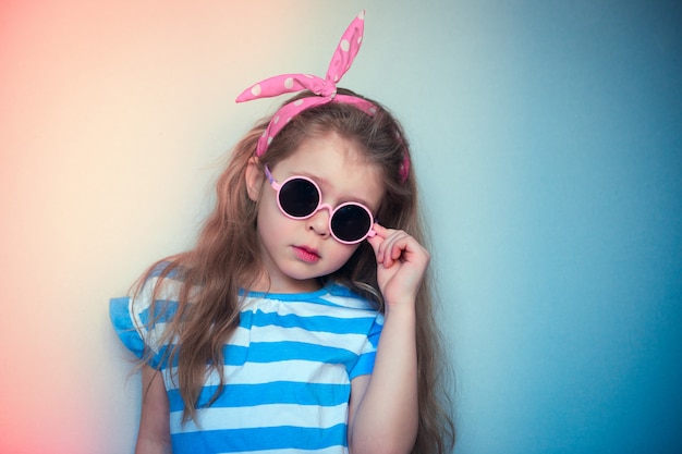 Foto vintage retrato de menina de óculos escuros e arco