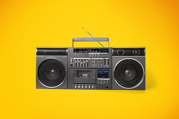 Vintage Retro-Audio-Boombox-Player mit Knöpfen auf pastellfarbenem Hintergrund