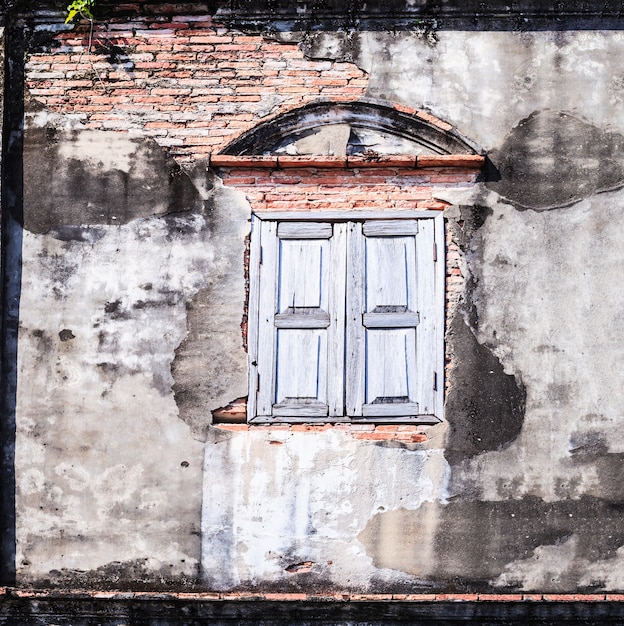 Vintage retrô velho envelhecido janela e parede de bloco de tijolo de barro texturizado de cor marrom