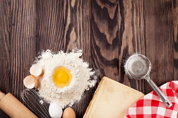 Vintage Rezeptbuchutensilien und Zutaten