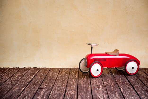 Foto vintage rotes spielzeug kinderauto