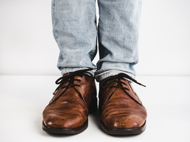 Vintage, sapatos marrons, jeans e pés do homem