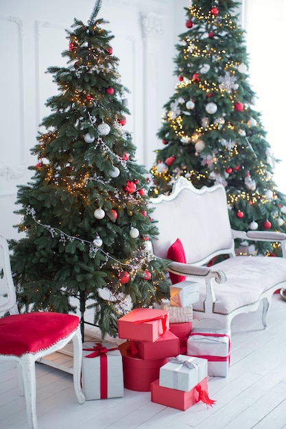 Vintage Sofa und Stühle in der Nähe von Weihnachtsbaum