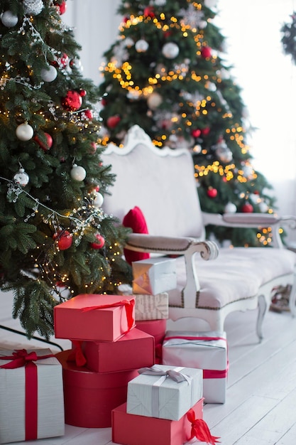 Vintage Sofa und Stühle in der Nähe von Weihnachtsbaum