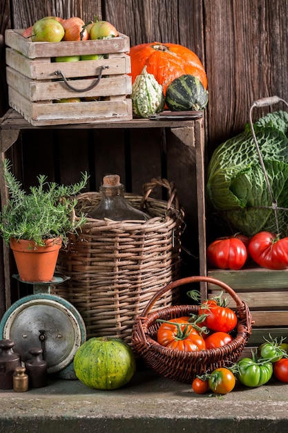 Vintage Speisekammer mit geerntetem Gemüse und Obst