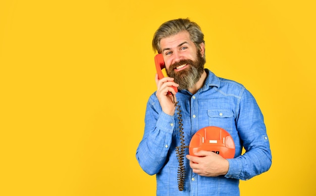 Vintage stationäres Telefon hallo 80er Jahre Mann mit Schnurrbart, der Vintage-Telefon Vintage-Kommunikationsgerät hält Geschäftsmann, der auf Vintage-Telefon in seinem Büro spricht, agiler Geschäftskopierraum