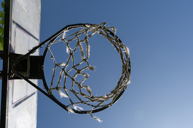 Vintage Street Basketballkorb Mitten in der Natur mit Bäumen um den sonnigen Tag