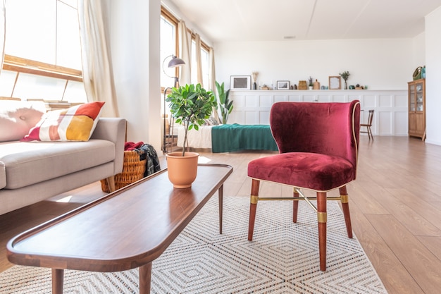 Vintage Studio Apartment Interieur in hellen Farben im alten Stil