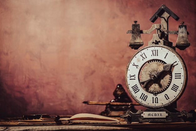 Foto vintage tapeten mit kopierplatz antiker schreibtisch mit uhr tintenhülle und stift