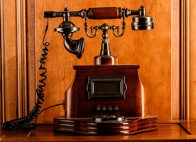 Vintage-Telefon aus Holz