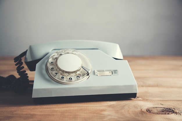 Vintage teléfono sobre mesa de madera