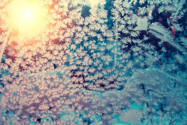 Vintage textura de hielo congelado en la ventana al atardecer