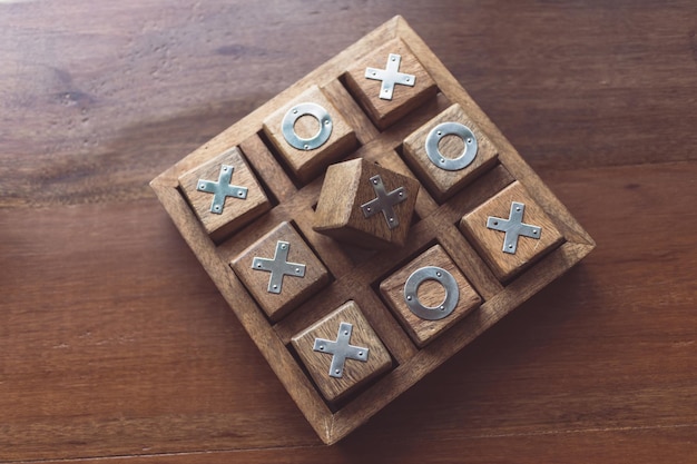 Vintage Tic Tac Toe Holzbrettspiel auf Holztisch mit selektivem Fokussieren, Planen und konzeptionellem Denken