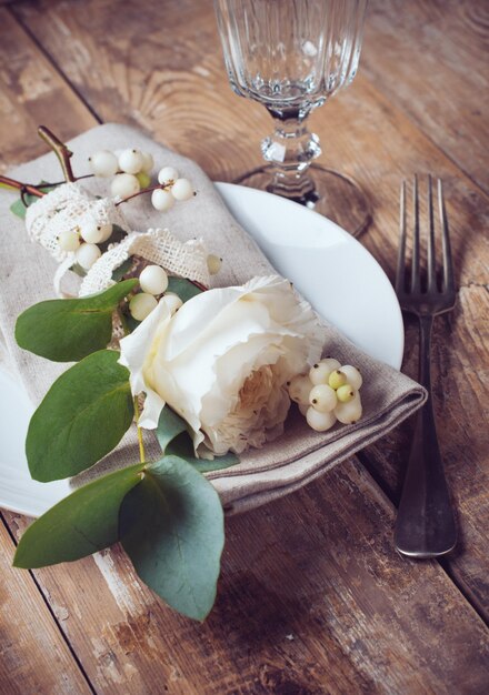 Foto vintage-tischdekoration mit blumendekorationen