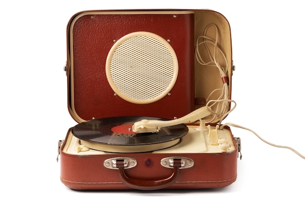 Foto vintage tocadiscos portátil en maleta aislado en blanco