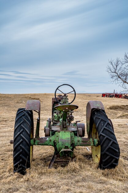 Vintage tractor abandonado en un potrero en las praderas de Saskatchewan