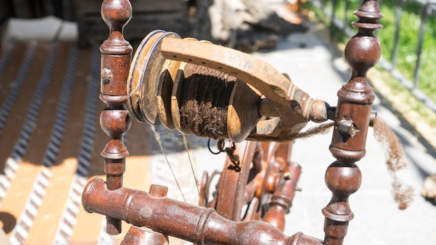 Vintage, traditionelles Spinnrad für Wollgarn, altes Handwerksinstrument