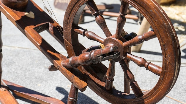 Foto vintage, traditionelles spinnrad für wollgarn, altes handwerksinstrument