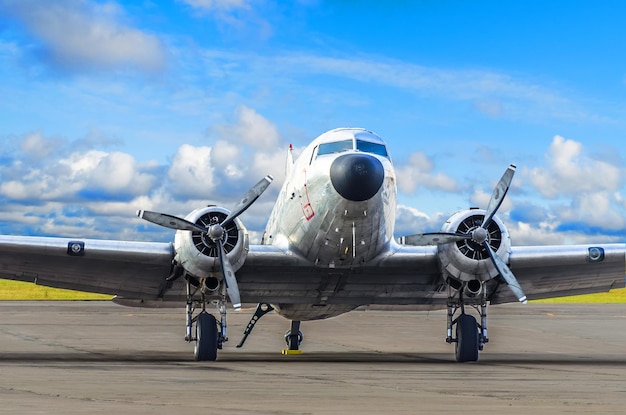 Vintage Turboprop-Flugzeug am Flughafen geparkt