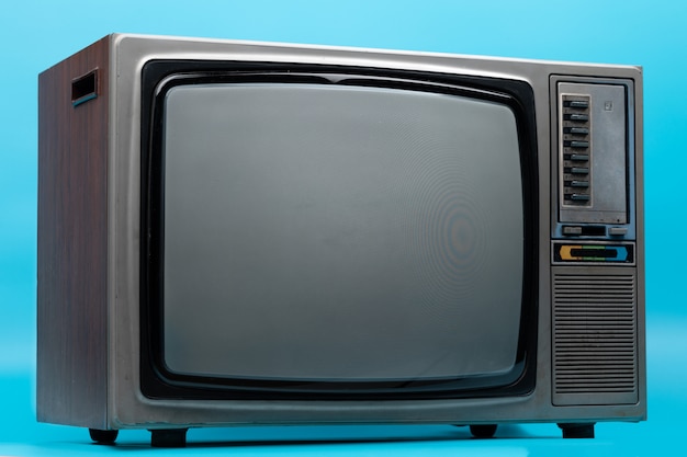 Vintage TV aislado en azul