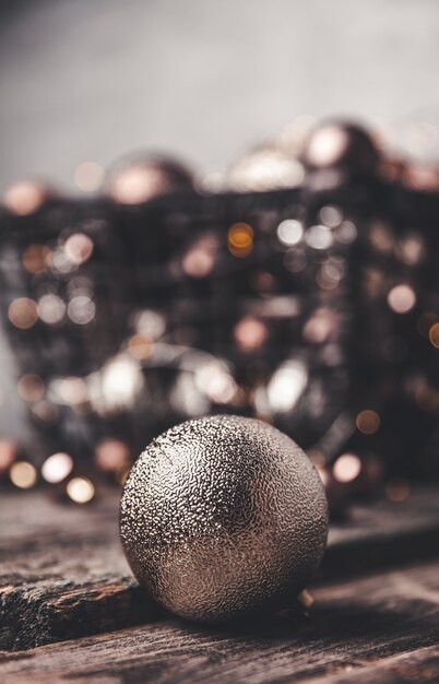 Vintage Weihnachten, Neujahrsspielzeug und Dekoration im Korb auf braunem Holztisch mit Girlanden, Kopierraum