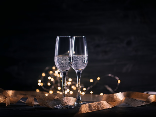 Vintage Weihnachtskarte zwei Gläser Champagner