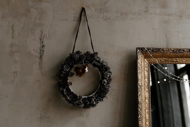 Foto vintage weihnachtskranz an einer dunklen wand