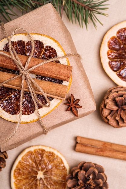 Vintage Weinlesekomposition mit handgemachter Geschenkbox, getrockneten Zitrusfrüchten, Zimt, Zapfen und Tannenbaum