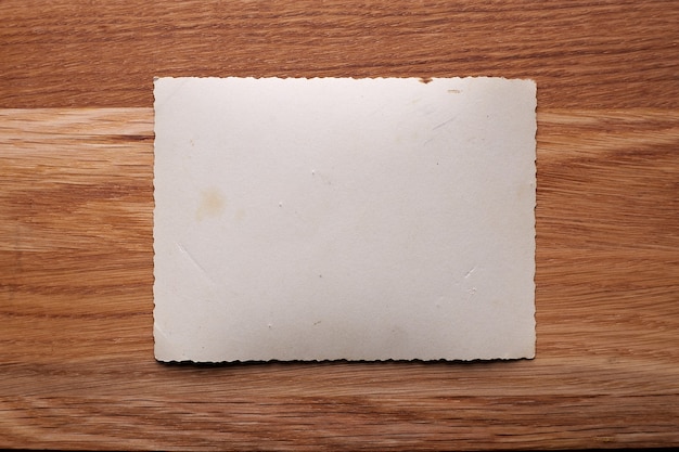 Vintage weiße Papierliste am strukturierten Holztisch