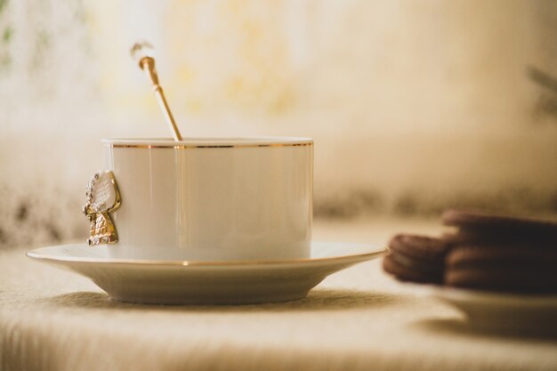 Vintage weiße Tasse auf dem Tisch in natürlichem Licht