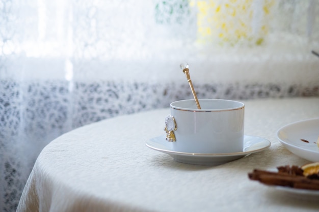 Vintage weiße Tasse auf dem Tisch in natürlichem Licht