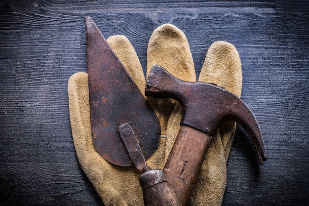 Vintage Werkzeuge Krallenhammer und Kitt spattle