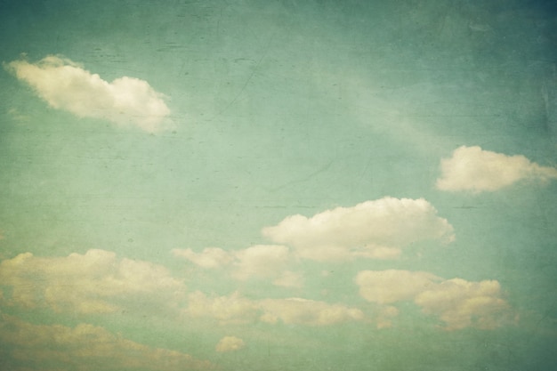 Vintage Wolken und blauer Himmel mit Textureffekt.