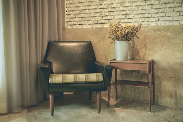 Vintage-Zimmer mit alten Gipswänden und altmodischen Sessel