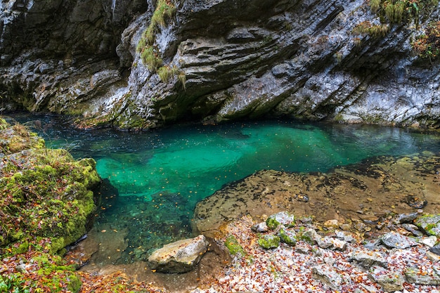 Vintgar Gorge en Eslovenia con agua de río turquesa en temporada de otoño