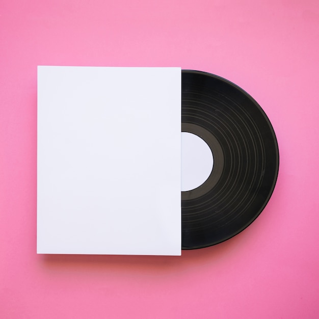 Foto vinyl-mock-up mit papier auf rosa hintergrund