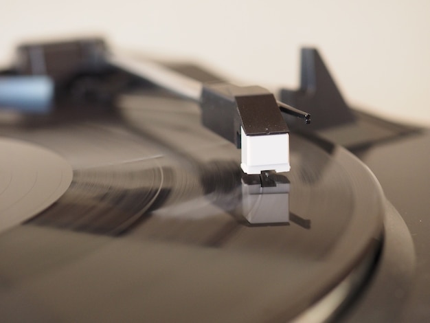 Vinyl-Schallplatten drehen